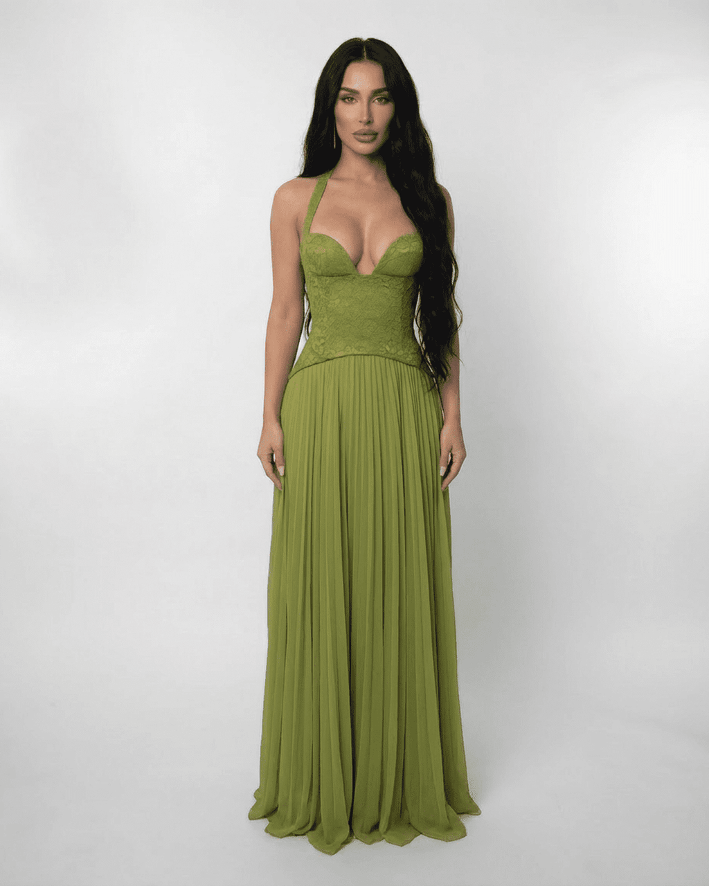 Verdant – Satin Plissiertes Spitzen-Maxikleid – Vorderansicht
