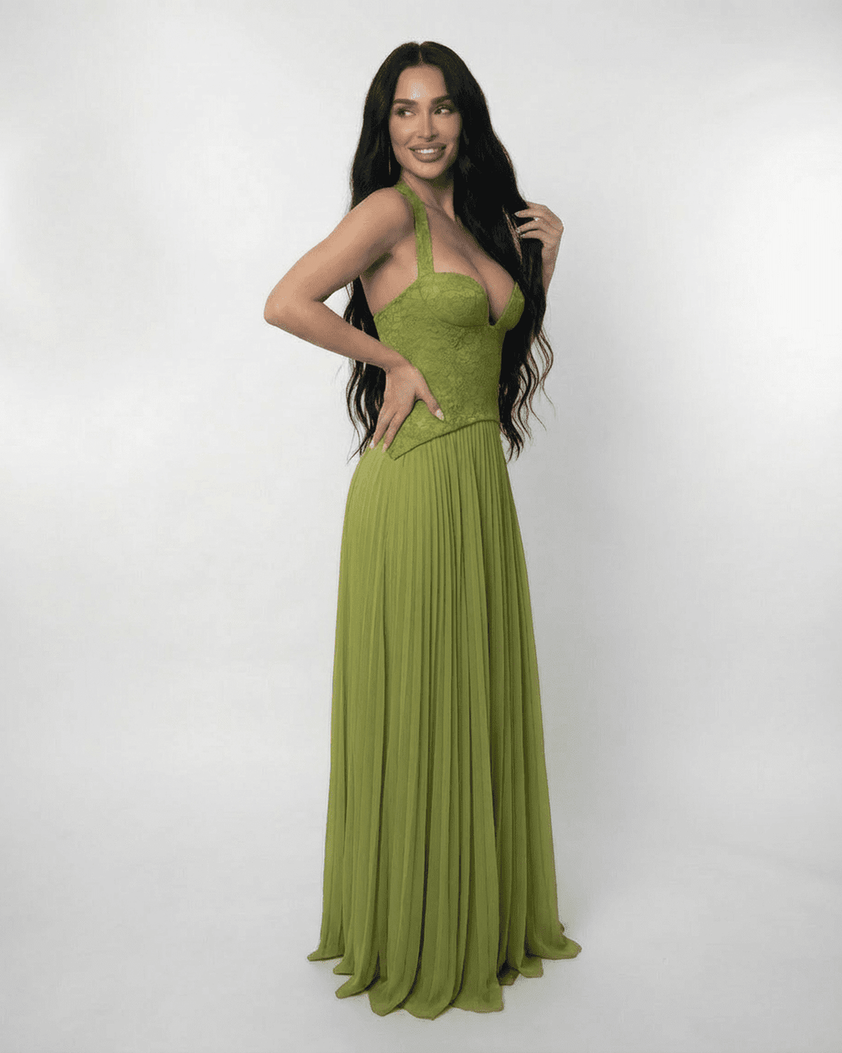 Verdant – Satin Plissiertes Spitzen-Maxikleid – Seitenansicht