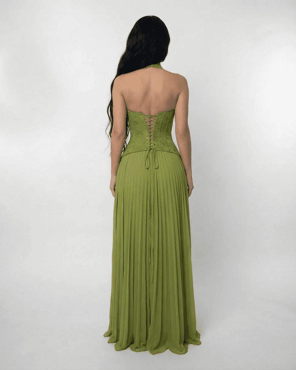 Verdant – Satin Plissiertes Spitzen-Maxikleid – Rückansicht