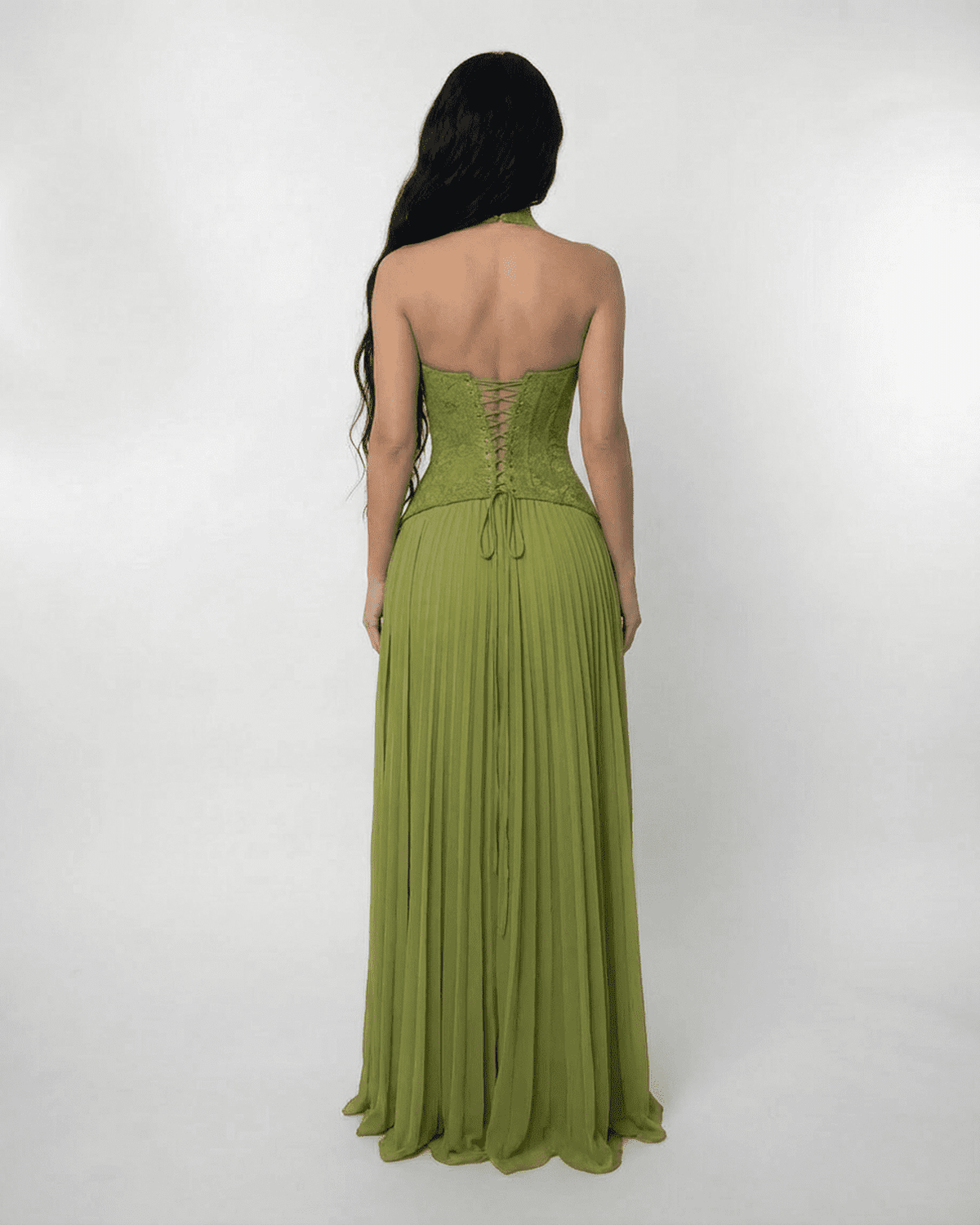 Verdant – Satin Plissiertes Spitzen-Maxikleid – Rückansicht
