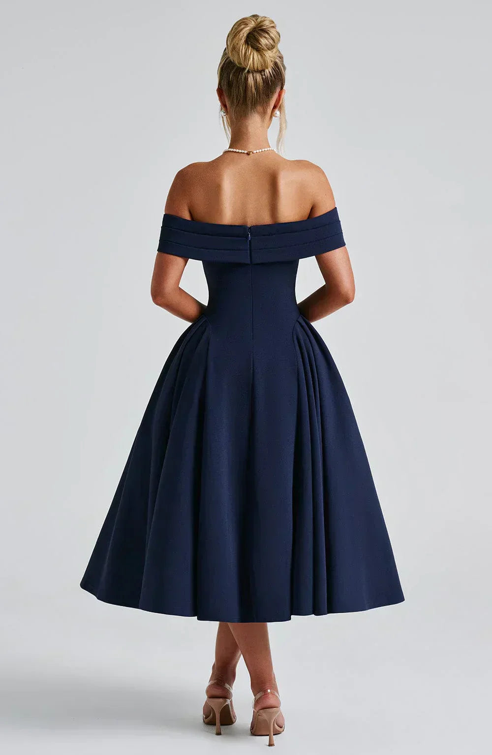 Nyx – Raffiniertes Wickel-Midikleid mit V-Ausschnitt – Ansicht 24