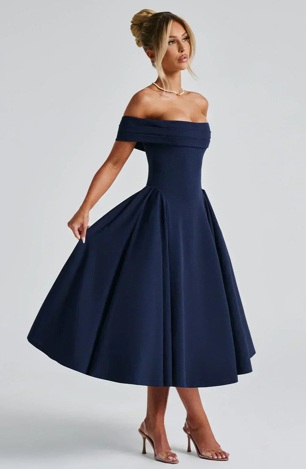 Nyx – Raffiniertes Wickel-Midikleid mit V-Ausschnitt – Ansicht 25