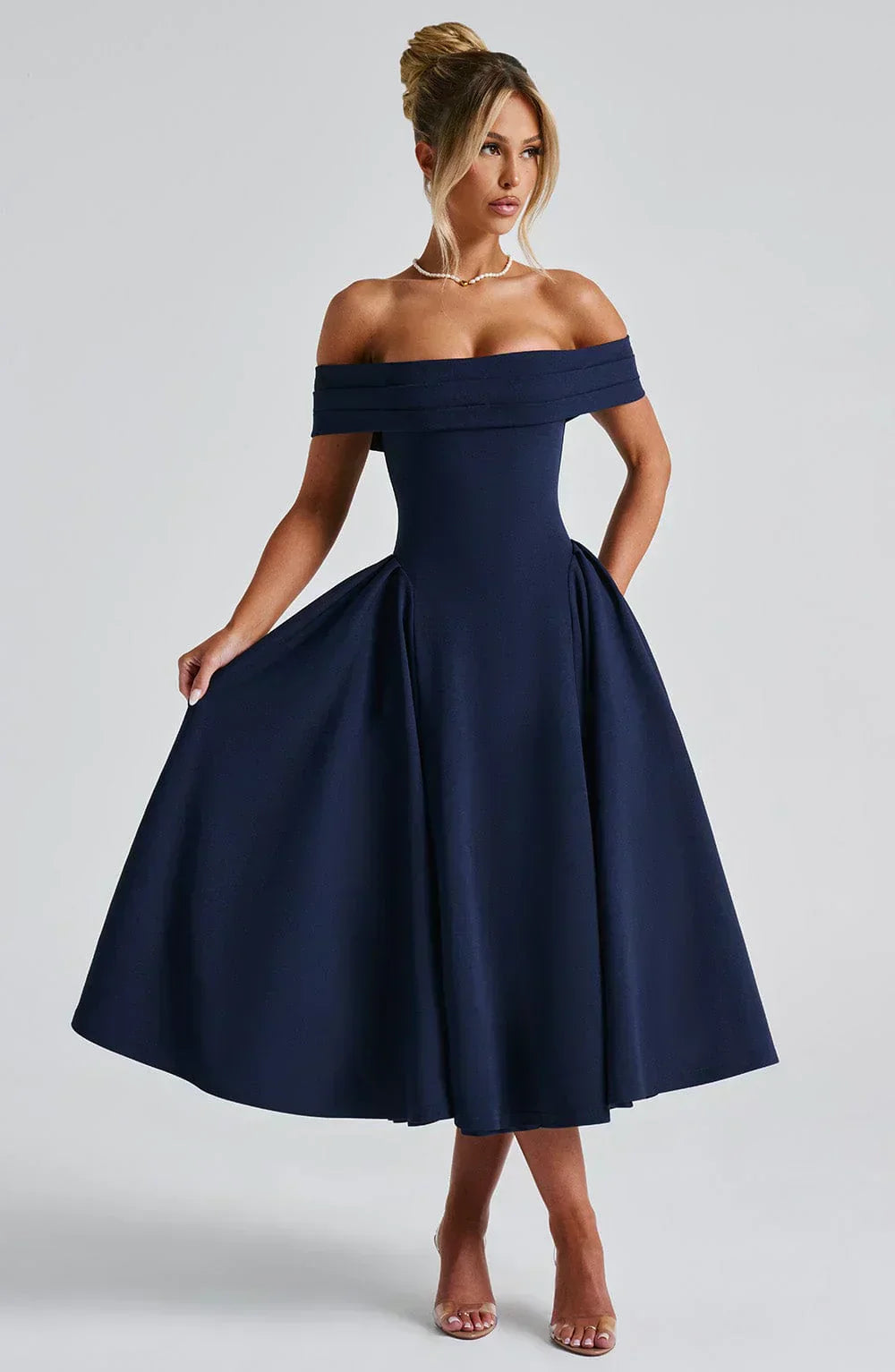 Nyx – Raffiniertes Wickel-Midikleid mit V-Ausschnitt – Seitenansicht