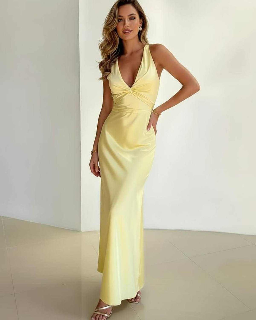 Solara – Satin-Maxikleid mit V-Ausschnitt – Rückansicht