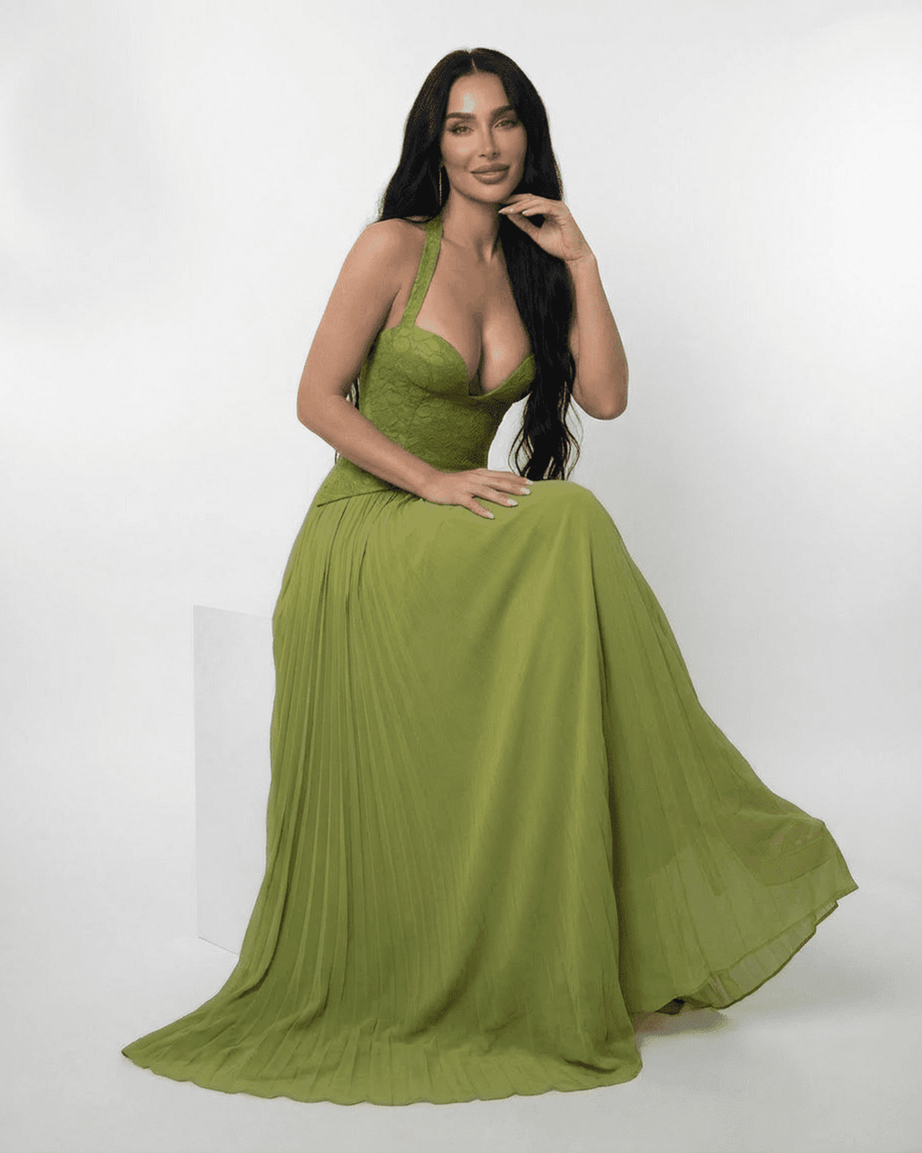 Verdant – Satin Plissiertes Spitzen-Maxikleid – Ansicht 8
