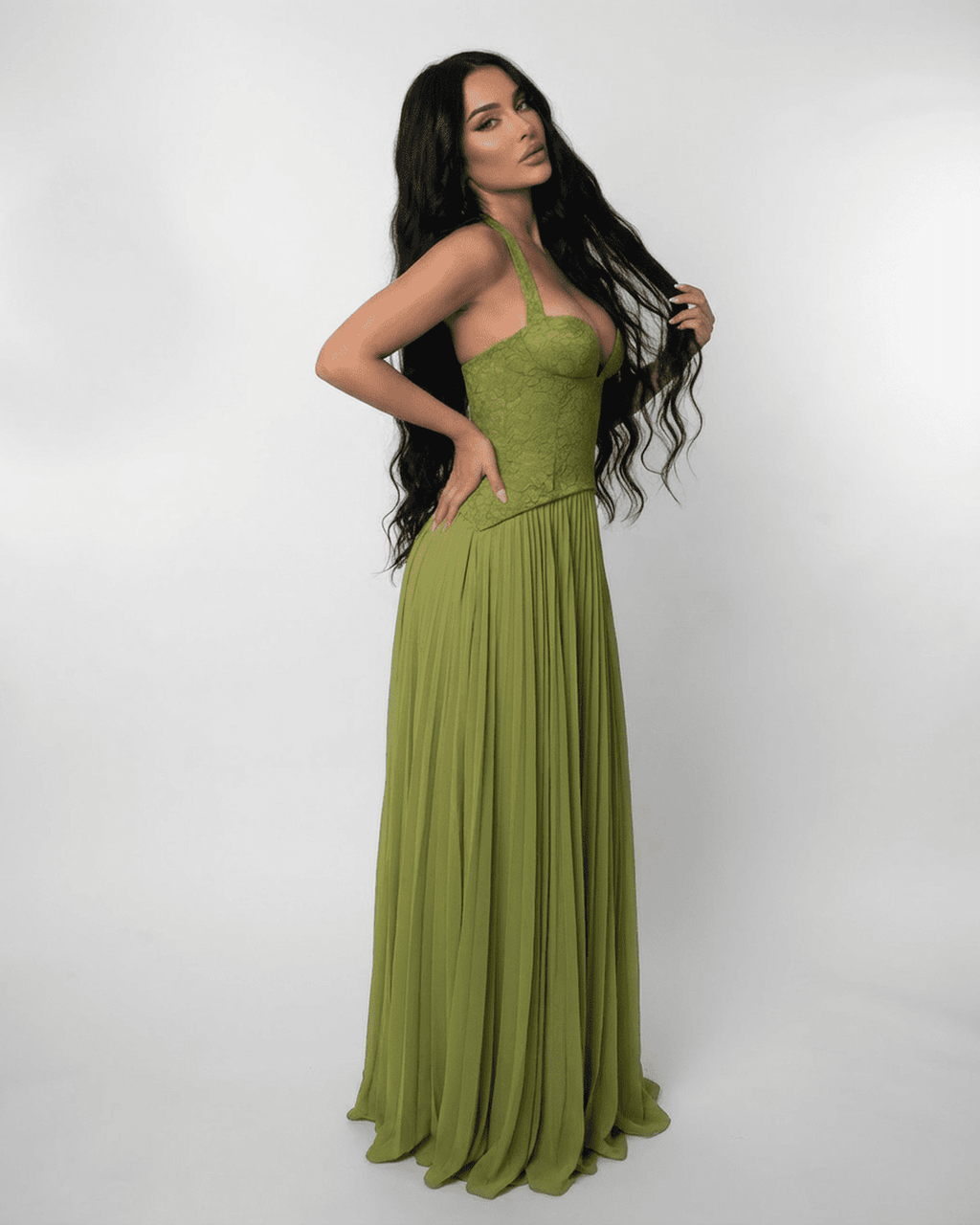 Verdant – Satin Plissiertes Spitzen-Maxikleid – Detailaufnahme
