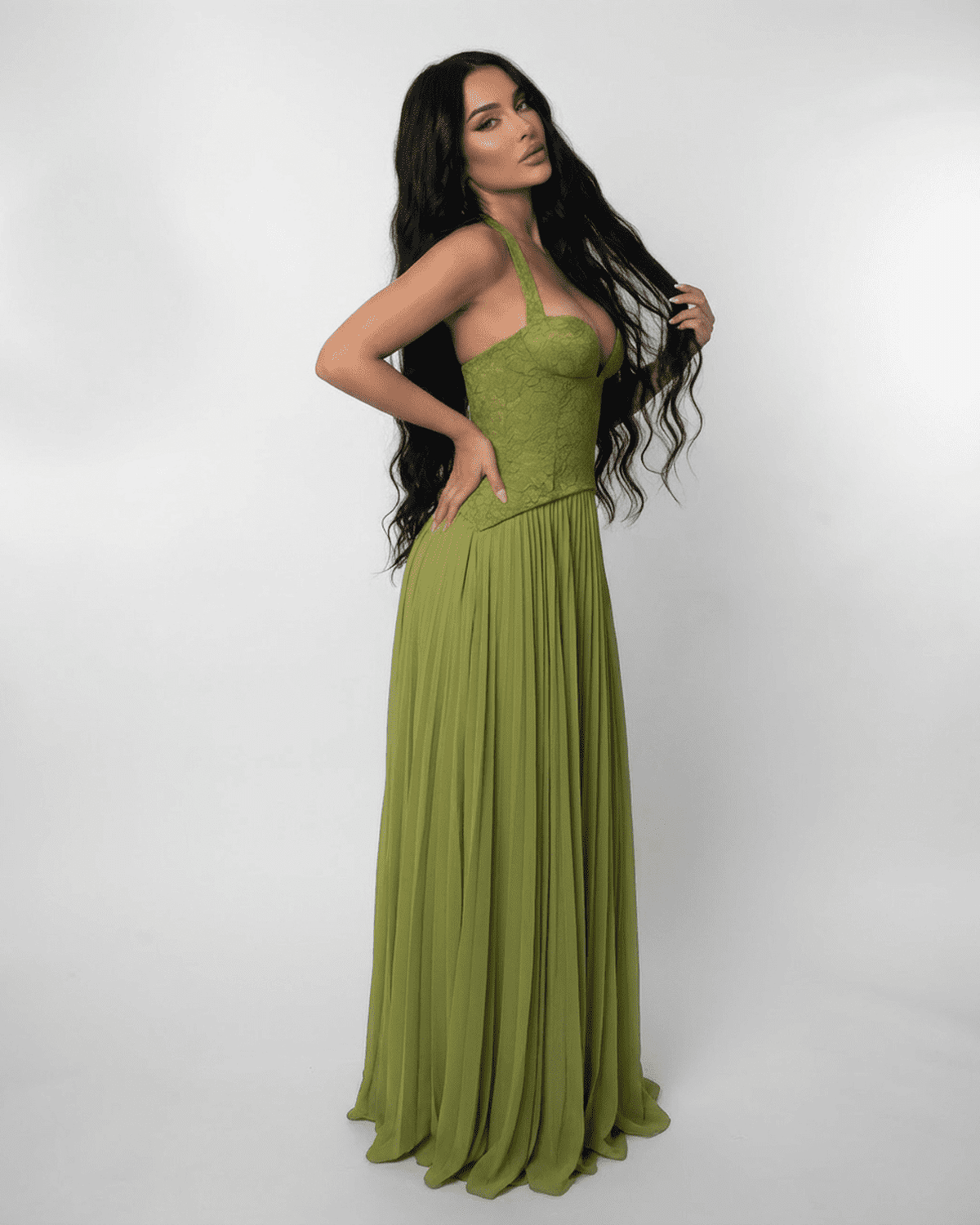 Verdant – Satin Plissiertes Spitzen-Maxikleid – Detailaufnahme