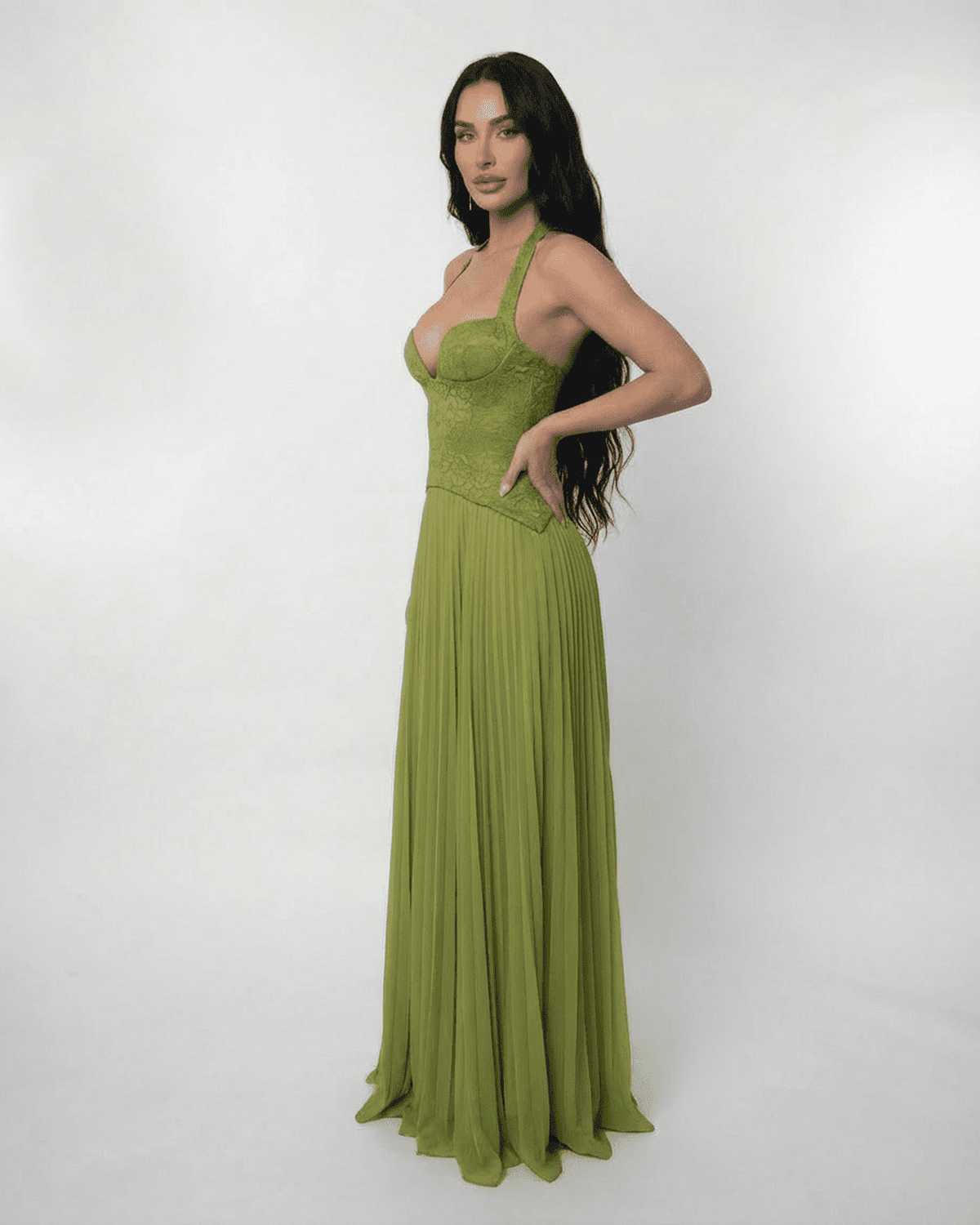 Verdant – Satin Plissiertes Spitzen-Maxikleid – Weitere Ansicht